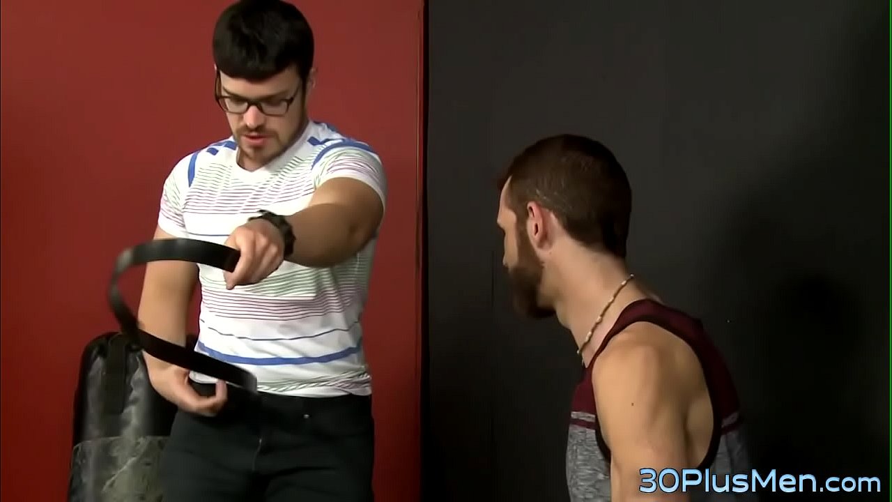 Oso regordete se corre después de beso negro
                    cumshot hardcore chubby masturbation gay hd bear gays rimjob gaysex landon kovak jason barr muchos negros