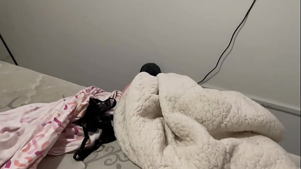 Download Video - casal de amigas&comma; convidam solteiro para um menage e resolvem gravar tudo caseiro&comma; solteiro socando na buceta da namorada de amiga &excl;