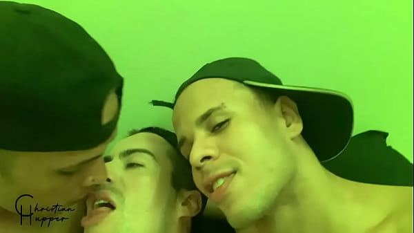 Chamei os amigos pra fazer uma putaria a tr&ecirc;s.