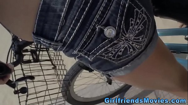 Teen lesbians eat pussy