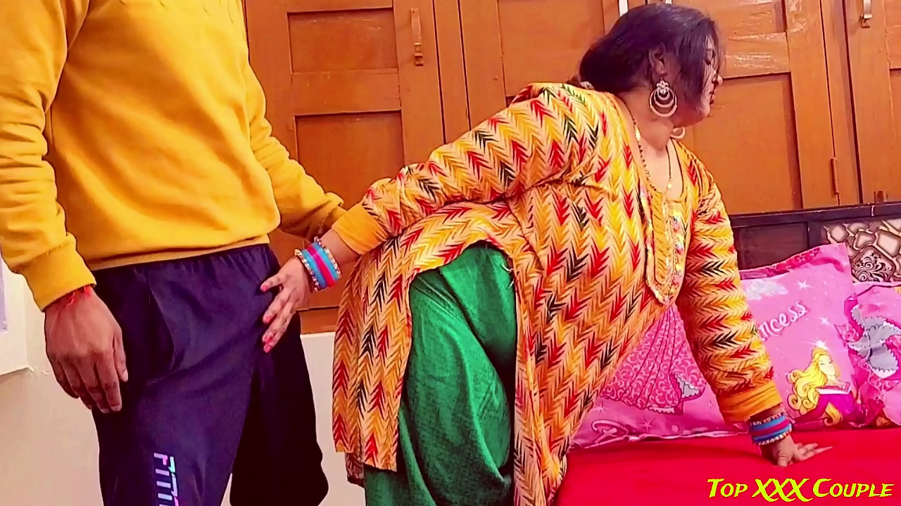 मैं सौतेली बहन की गांड चोदनें की कोशिश कर रहा था, लेकिन वो तैयार नहीं थी।