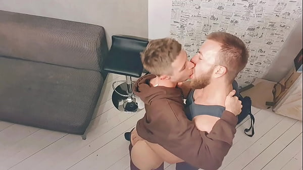 Mature man meets a twink guest at home and fuck...