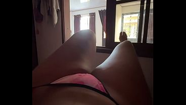 Download Video - recien me levanto y mi vagina esta muy caliente&comma; me gustaria un hombre con verga gruesa y dura para que la metiera uffff