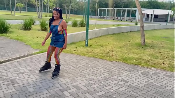 encontrei com uma novinha brincando no parque e ela pediu pra bricar com meu pirulito cabecudo ent&atilde;o levei ela para o carro