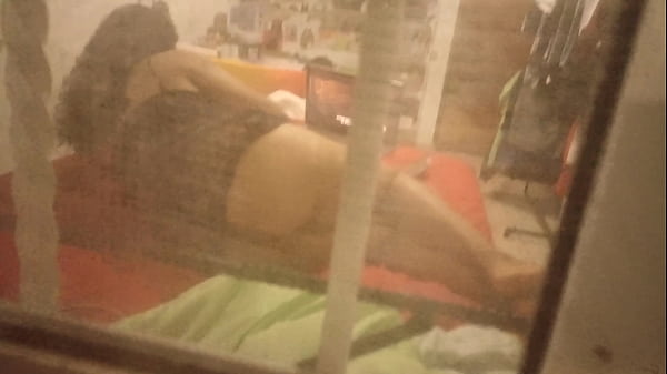 Download Video - Mi tia dejo las cortinas abiertas y pude grabarla mientras se vestia despu&eacute;s de la ducha