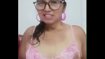 ピンクのランジェリーを着た熟女が彼らのペニスを欲しがっている