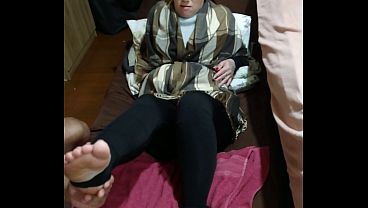 好奇心旺盛な女神 - 彼が私にオーラルセックスをしている最中に、私は彼に足で締め付けてあげたら、彼はそれをとても気に入ってくれた。