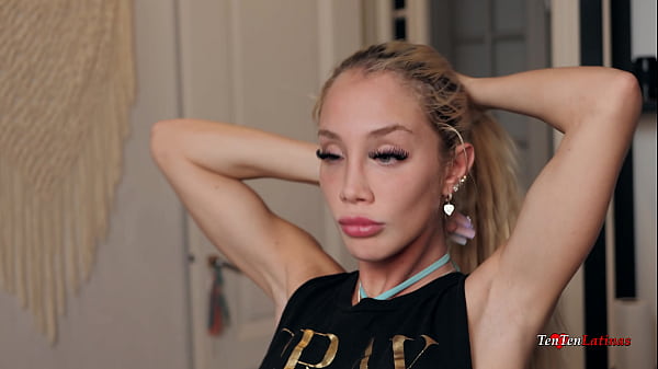 Tentenlatinas - Barbie rubia pequeña y delgada recibe una mamada y una follada hardcore