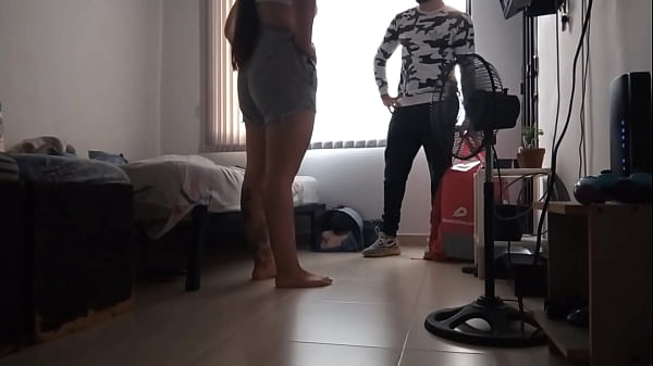 Download Video - Sorprend&iacute; al repartidor al pagarle con mi culo porque no tuve dinero para pagar el ido