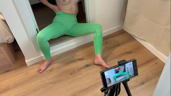 Chico Afortunado se Masturba Mientras su Novia Graba Videos Porno !!