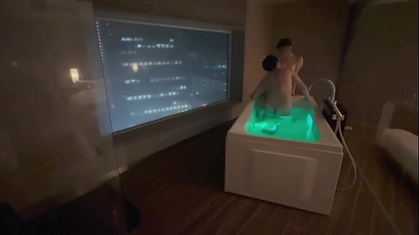 Download Video - 夜景の見えるホテルのお風呂でイチャイチャして、立ちバックで激しく突く生ハメSEX&period; Japanese amateur hentai