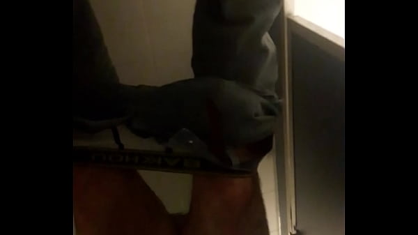 Download Video - Espiando en el ba&ntilde;o del Walmart