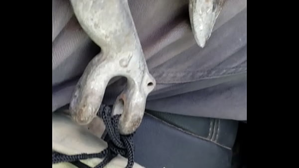 Attaché Ma Petite Bite À Un Crochet.