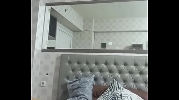 Download Video - Selingkuh sama ibu sambung di kamar Koss