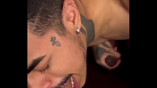 Meu amigo hetero roludo deixou eu mamar ele no ...