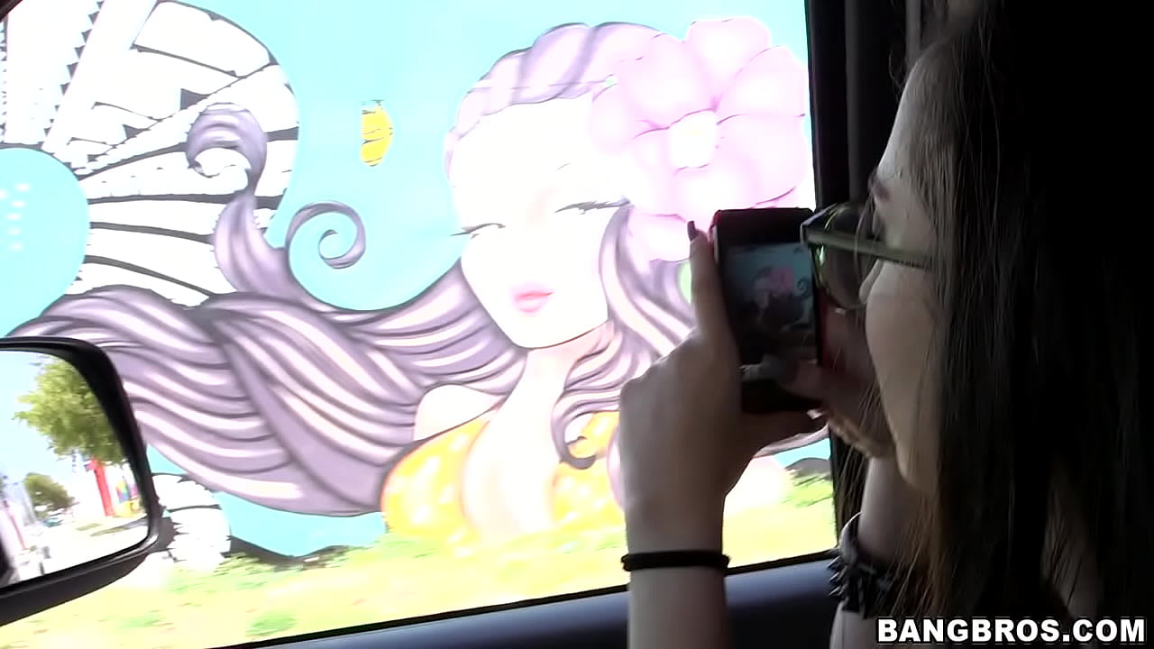 Amateur con gafas se la follan en BangBus
                     blowjob brunette facial cumshot natural tits white skin muchos negros