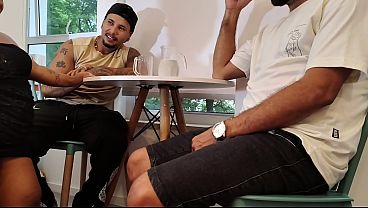 小人とのインタビューは、キャスティング・カウチで終わった。