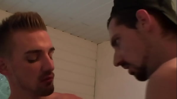 Briccio baise son pote h&eacute;t&eacute;roLe sexy BRISSIO se...