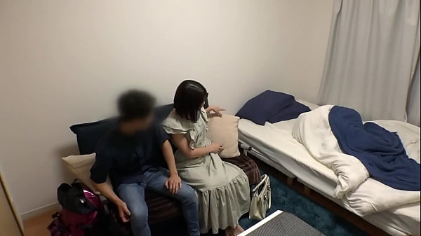 Download Video - 無断中出しも許しちゃう！ふんわり癒し系お姉さんとお家でイチャイチャ&hellip;「こら、ダメでしょ」優しく叱られながら甘やかされっぱなしナマSEX！