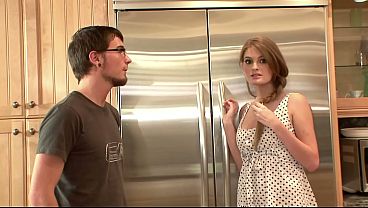 フェイ・レーガンは可愛いおまんこにチンポを詰め込まれる