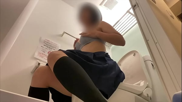 A female ◯ student works hard at masturbating while touching her clitoris with her palm while making a clicking sound.
