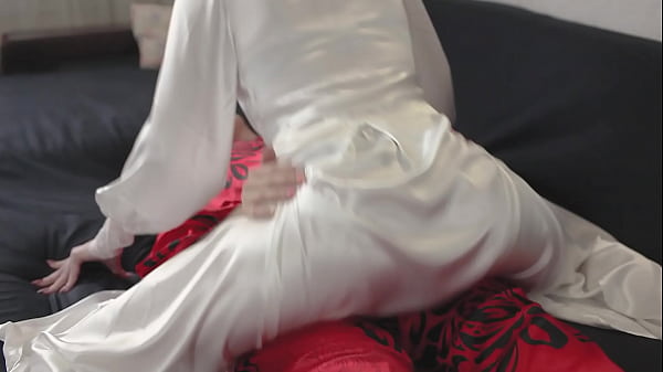BLONDE RUBS PUSSY ON BRUNETTE
