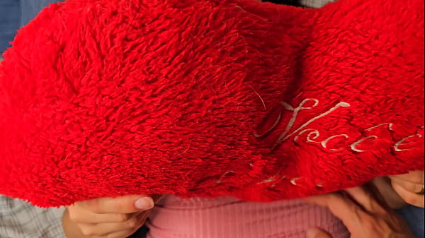 First virgin sexual intercourse, I gave a gift to my girlfriend and I won her virgin pussy!