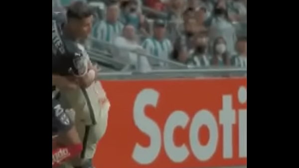 Soccer player impresses playing with the member on the outside