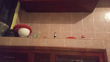 Download Video - Mama se pasea en tanga en la cocina