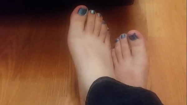 Do women like man's feet?