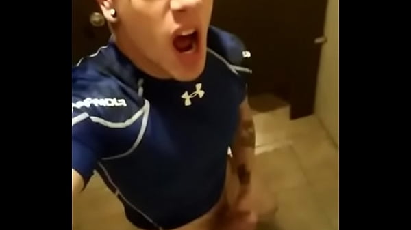 BOY DELÍCIA GOZANDO NO BANHEIRO DA ACADEMIA