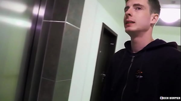 Un Gars Désespéré Perd Ses Clés Mais Heureusement, Il Rencontre Un Homme Qui Lui Propose Un Tour En Échange De Son Cul Serré - Bigstr