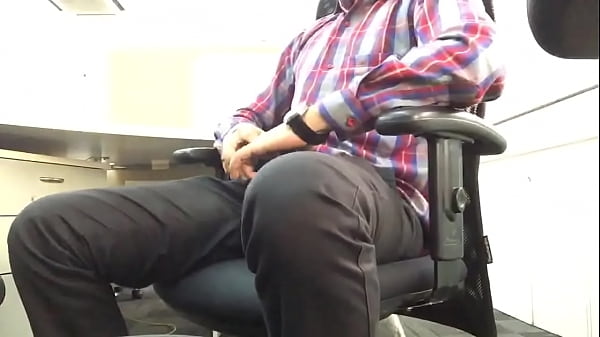 Indian guy mastrubating flashing big dick in office.MOV