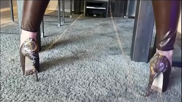 Hotwife in skin tight leggings