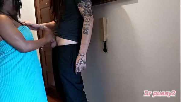 Download Video - DR PUSSY2 - Entregador mete sem camisa na angolana casada que nao tinha dinheiro para pagar a encomenda e aceita ser bem fodida para recompensar o valor em falta  &lpar; video completo &rpar;