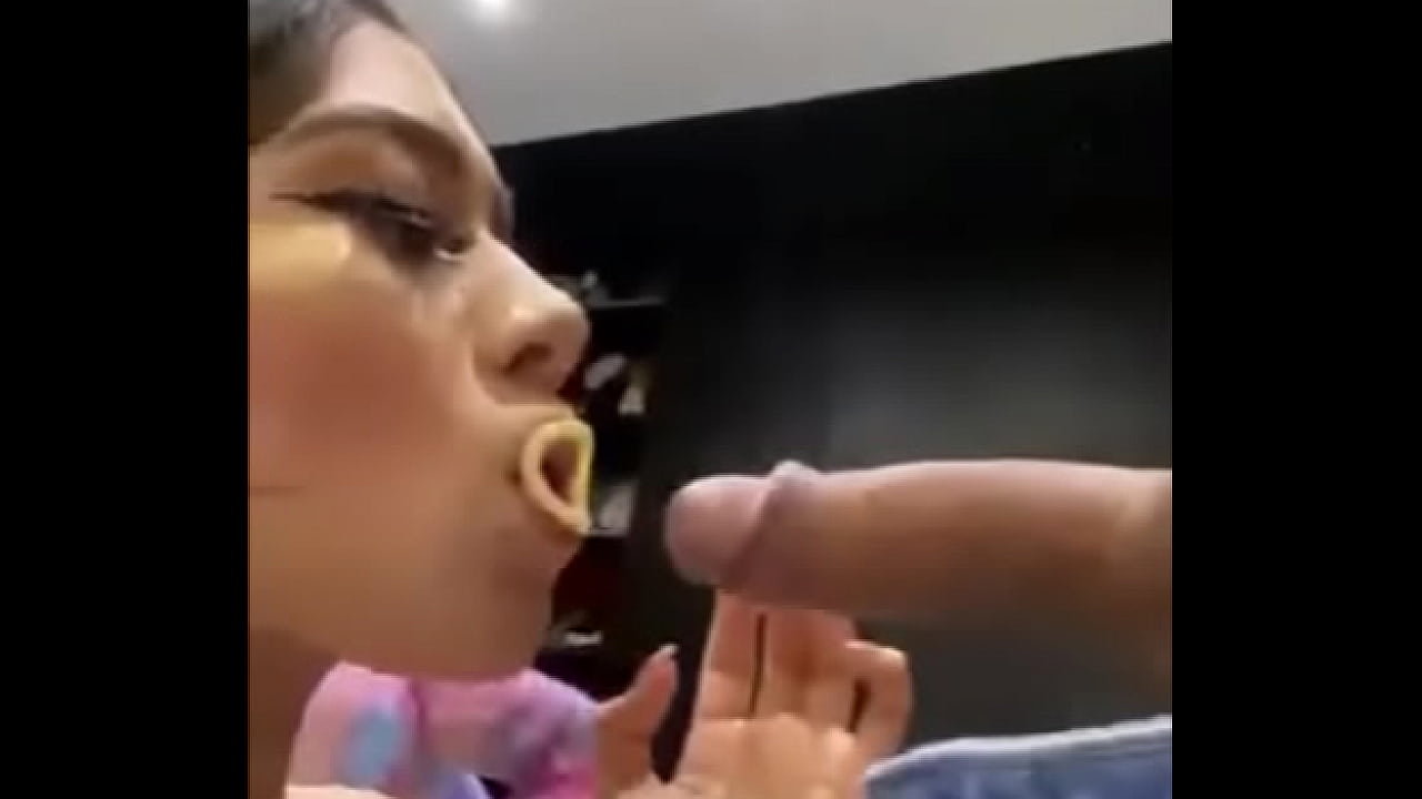 Mi vecina me chupa la verga 1/2
                    mamada prima muchos negros