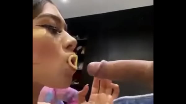 Mi vecina me chupa la verga 1/2