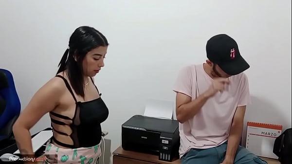 La puta de mi mujer tiene unas tetas enormes que me fascinan mientras me limpia la oficina me empiezo a excitar con ver su gran culo la agarre del cabello y la puse a mamar