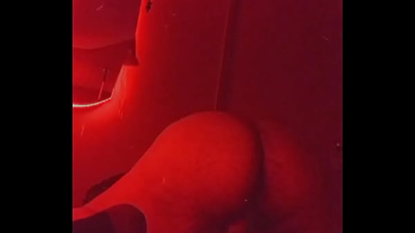 Jouer Avec Moi-Même Pendant Que Mon Beau-Père Est Dans La Pièce Voisine