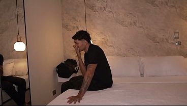 赤毛の女性の大きな胸を、この男は狂ったように楽しんでいる。