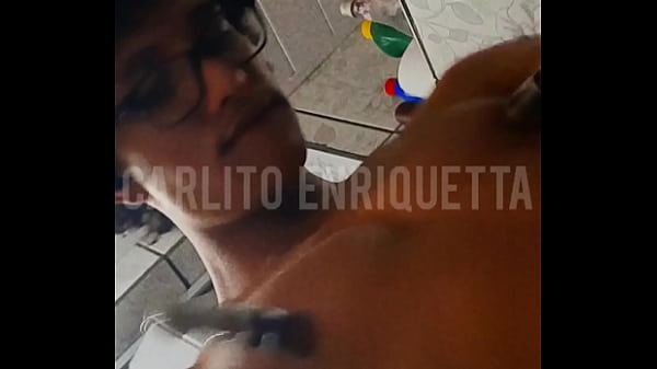 Nerd brincando com os mamilos