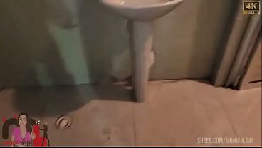 Parei para abastecer porem acabei encontrando um safado que me convenceu e me levou ao banheiro do posto mesmo.
