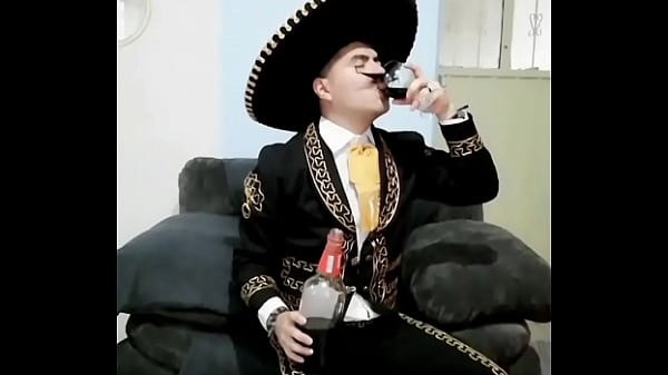 Practicando a ser Mariachi me puso muy caliente...