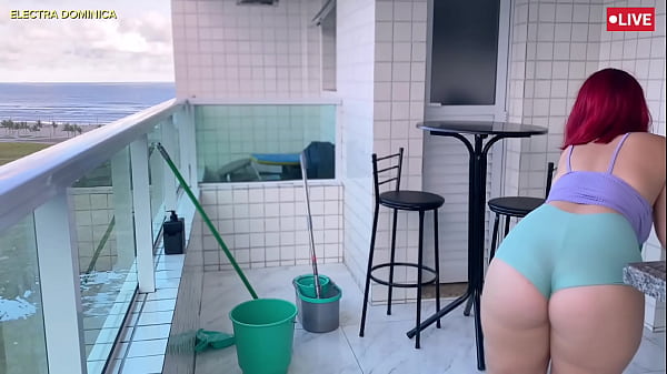 I hired the naughty maid who wears shorts, that ass is delicious, I'm crazy with lust