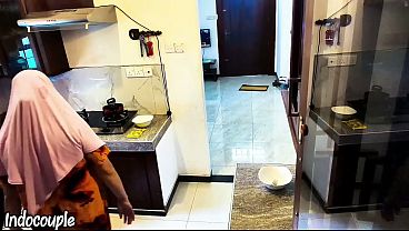 インドネシアのポルノフル。ヒジャブを被ったイスラム教徒の妻がガスを確認するために妹の夫を呼んだ。どこでもセックス。キッチンでのセックス。浮気した女性が大きな声でうめき声をあげている。