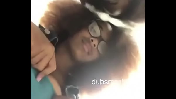 Sexy Lightskin Ebony Babe Exposant Des Seins