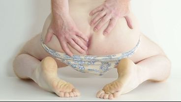 パンティーを履いてポーズをとって脱ぐ