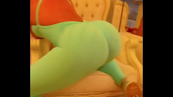 Girl in Leggings - Model Luma Kardashian