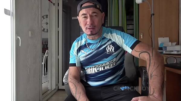 grosse salope aime se faire prend le cul sans capote par des grosses bites