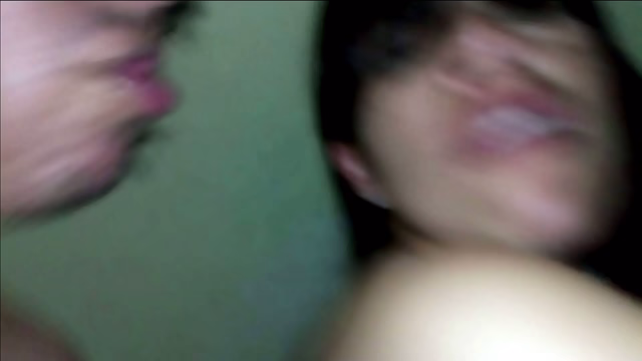 Mi esposa llega de viaje y la recibo con muchas ganas de comerme su culito.